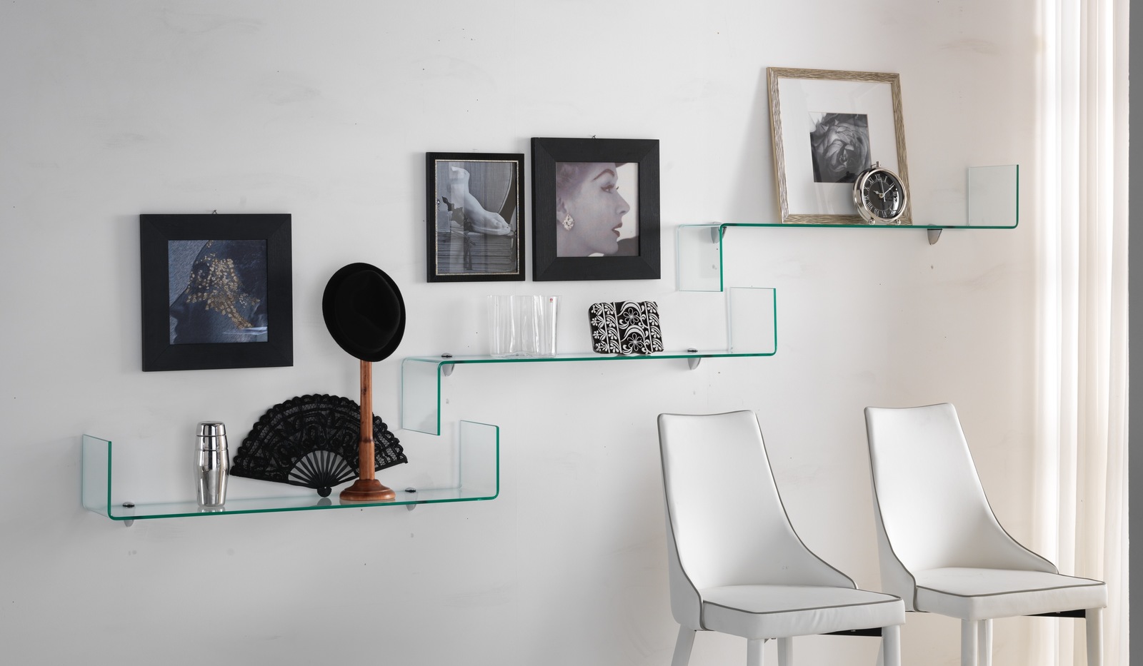 Realizzazione e posa di mensole in vetro su misura a Milano e provincia